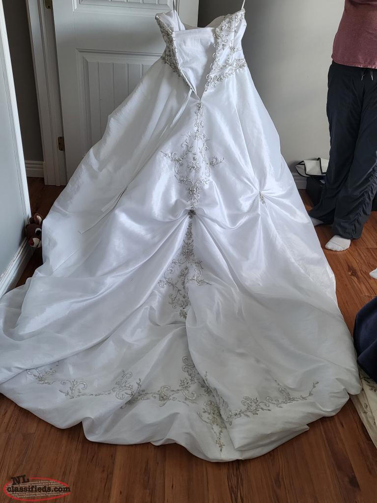 Wedding dress and vail Makinsons, Newfoundland Labrador NL Classifieds